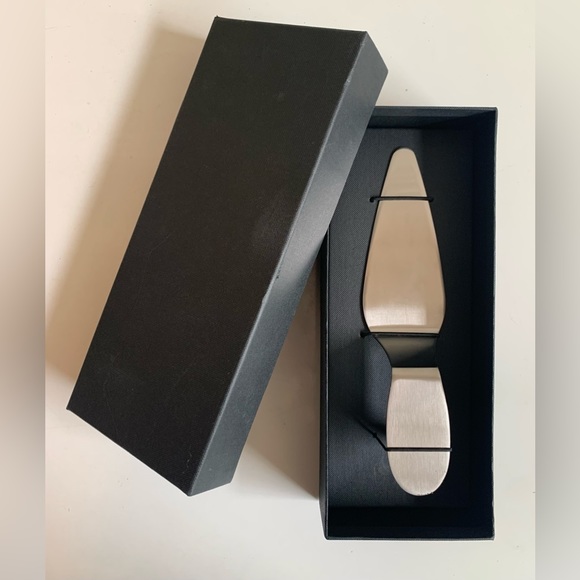 Matte stainless steel high heel pie/cake/quiche server - Picture 3 of 3